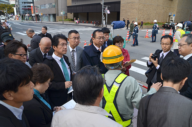 博多駅前道路陥没事故で現地調査