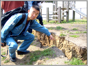 玄界島公園の地割れ。