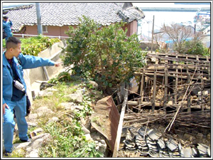 屋根瓦が完全に落ちてしまった家屋（玄界島）。