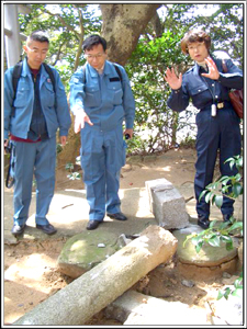 神社の鳥居も崩壊（玄界島）。